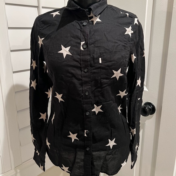Levi's Tops - Levi’s NWT Star Patterned Button Down Shirt